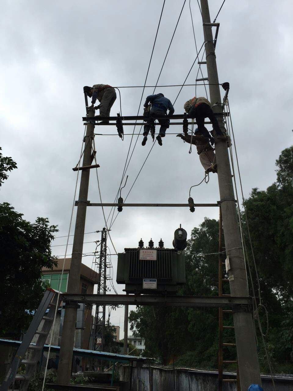 正在進行農(nóng)村變壓器的改造工作